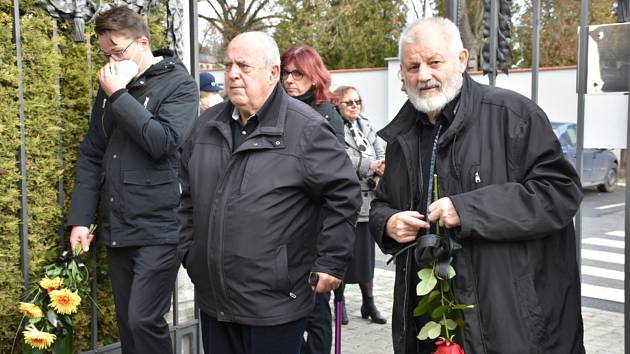 Poslední rozloučení Václavem Zelenkou ve velké smuteční kapli kladenských hřbitovů.