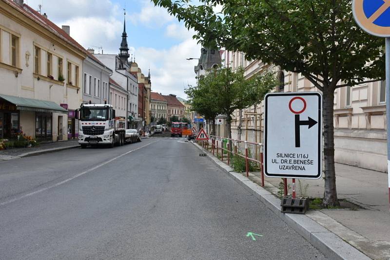 Oprava vozovky v centru Slaného.