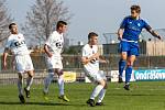 SK Slaný (v modrém) přehrál doma Poděbrady jasně 3:0.