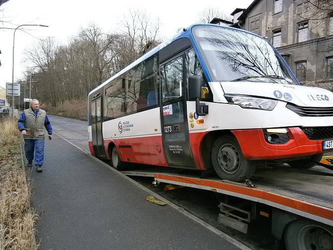 Autobusu s ulomeným kolem ve Slaném.