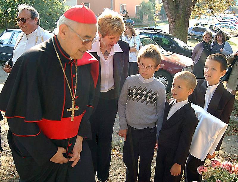 Novou kapličku Jména Panny Marie přijel v sobotu do Kamenných Žehrovic vysvětit kardinál Miroslav Vlk.