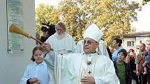 Novou kapličku Jména Panny Marie přijel v sobotu do Kamenných Žehrovic vysvětit kardinál Miroslav Vlk.