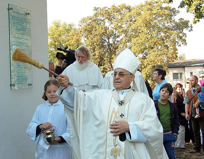 Novou kapličku Jména Panny Marie přijel v sobotu do Kamenných Žehrovic vysvětit kardinál Miroslav Vlk.