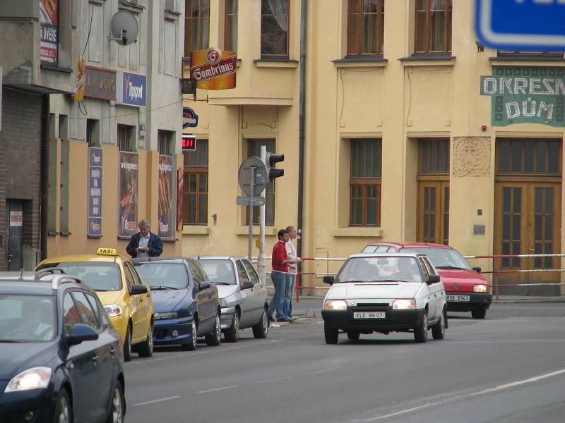 Neznámý pachatel v modrém osobním voze od nehody ujel, pomozte ho najít.