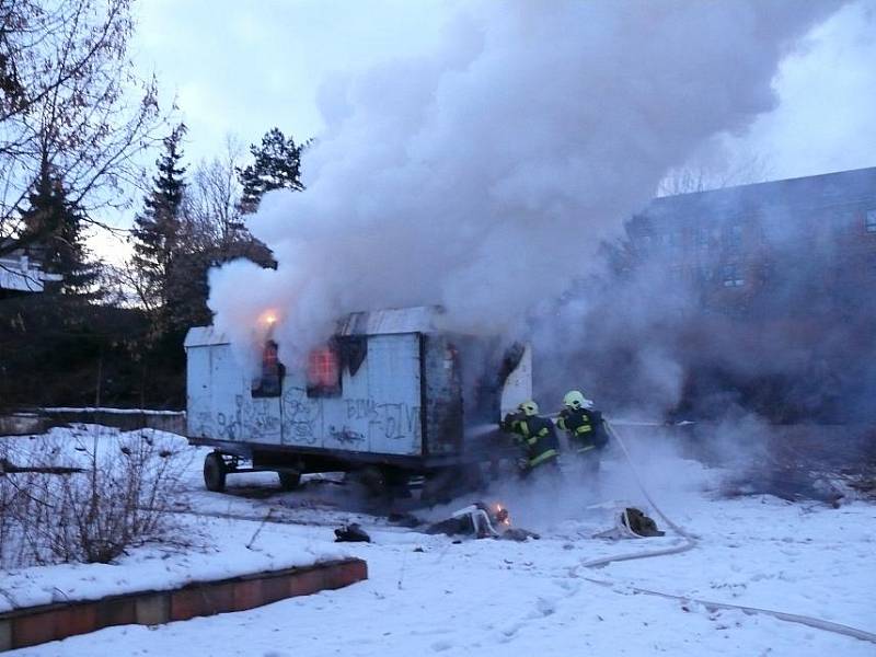 Hasiči likvidovali požár maringotky ve středu odpoledne. Zřejmě ho založili bezdomovci.