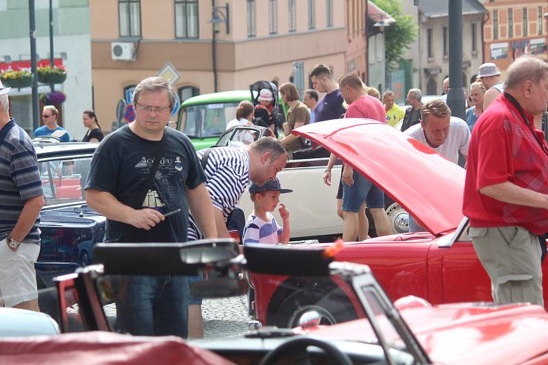 Ze zahájení 3. Kladenské veteran rallye na náměstí Starosty Pavla v Kladně.