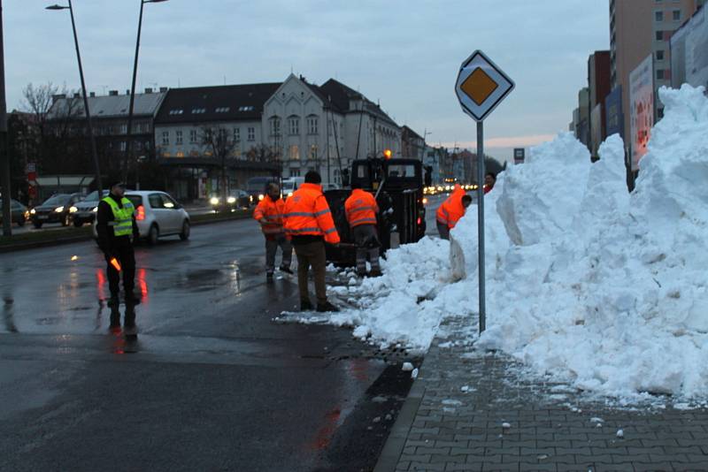 Kladno zasypaly tuny sněhu. Z Krušných hor nechal bílou nadílku dovézt exprimátor Volf.