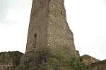 Dominantou Okoře je částečně zřícená hradní věž. 