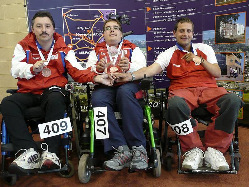 Úspěšní hráči boccie. Zleva: Leoš Lacina, Radek Procházka (oba TJ Léčebna Košumberk) a Petr Hubalovský (TJ Spastic Sport Praha).