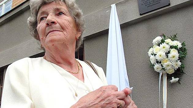 Na odhalení pamětní desky v krčské nemocnici přijela včera do Prahy i Marie Šupíková, jež patří k lidickým dětem odvlečeným do Německa. 