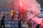 Policie a pořadatelé pacifikovali skupinku fans hostů, kteří proti zákazu vnikli do areálu hřiště // SK Kladno - FK Baník Most - Souš 1:3 (0:0), Divize B, 10. 10. 2020