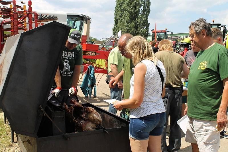 Polní den se konal ve družstvu Agra Řisuty na pracovišti v Ledcích.