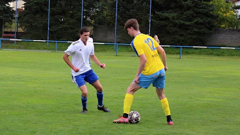 Vyrovnaný zápas I. A třídy vyhráli fotbalisté Velké Dobré (v bílém) - SK Rakovník přehráli 1:0.