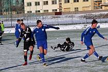 Fotbalová příprava v lednovém mrazu: Kladno (v modrém) - Kolín nečekaně 5:1.