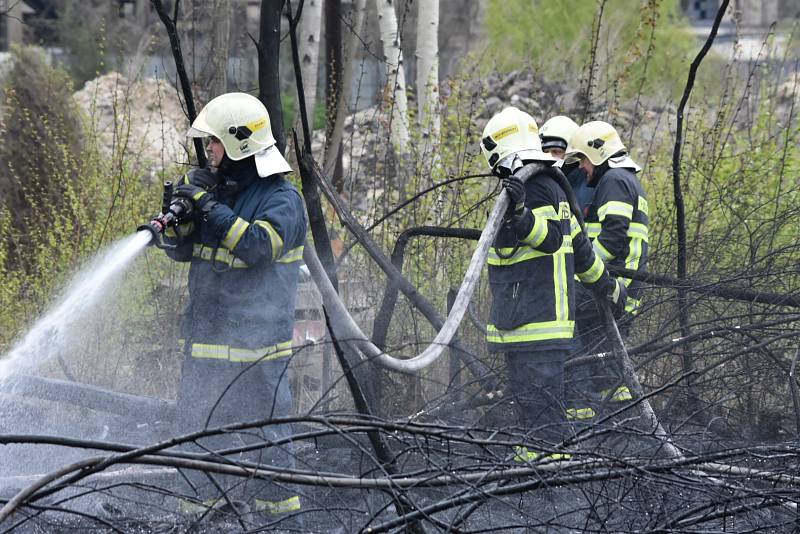 V areálu bývalé Poldovky v Kladně někdo zapálil skládku asi pět stovek pneumatik.