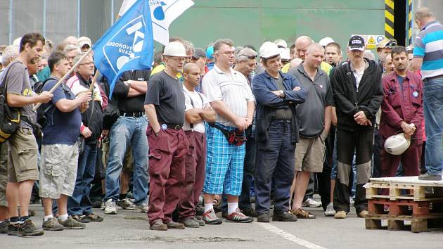 K ZHRUBA DVĚMA STŮM zaměstnanců promluvil předseda odborové rady Poldi Richard Mosr. Přečetl otevřený dopis, který následně předal vedení.