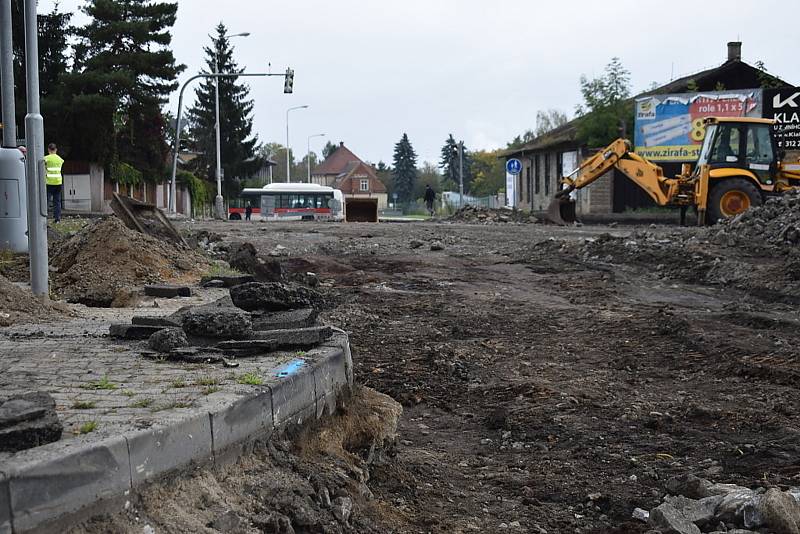 Páteřní křižovatka u kladenského zimáku je uzavřena, vznikne zde kruhák.