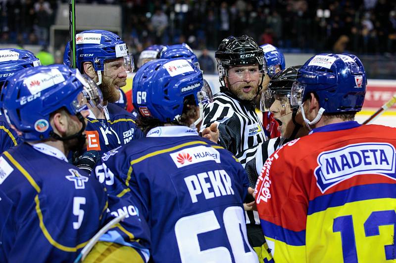 České Budějovice porazily Kladno (v modrém) na jeho ledě a snížily stav série na 1:3.