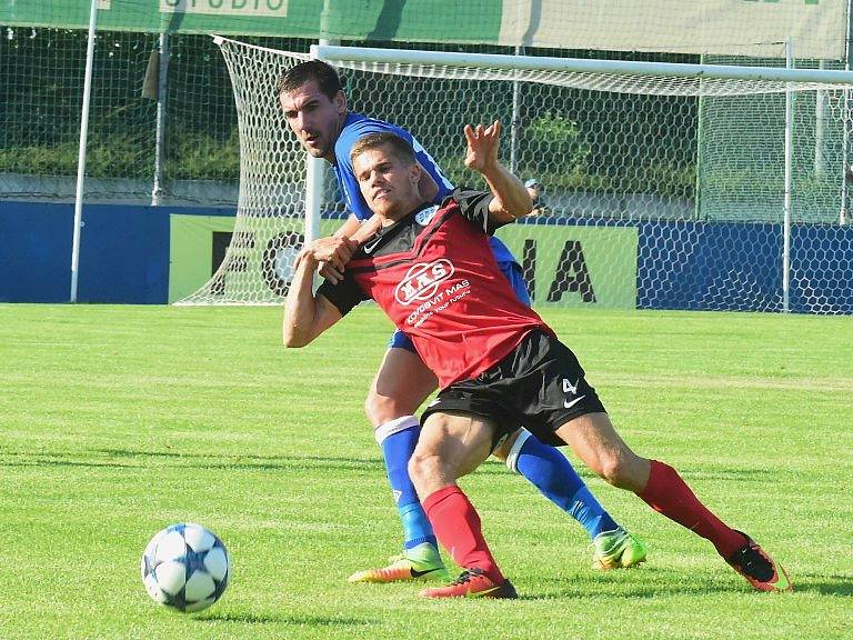 Králův Dvůr (v modrém) podlehl doma v MOL Cupu Táborsku 1:2. 