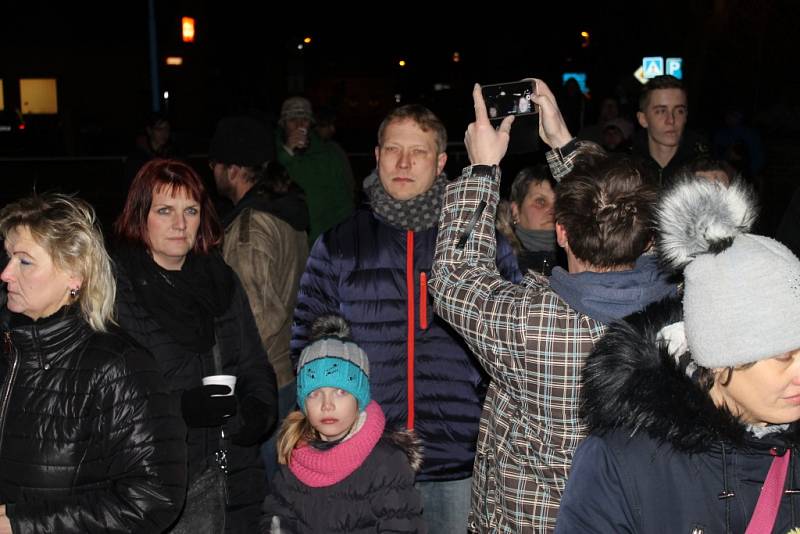 Akce Deníku - Česko zpívá koledy tradičně před Základní školou Velvary.