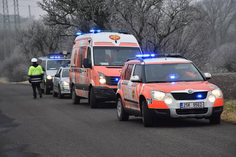 Muž ležel ve škarpě u silnice mezi Slaným a Trpoměchy.