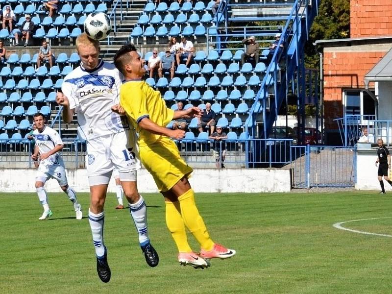 Kladno (v bílém) přežilo penaltu soupeře i vyloučení a zdolalo Neratovice 2:1.