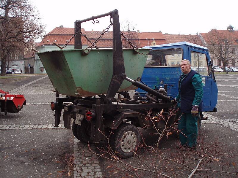 Dvacetiletý řidič skolil nemilosrdně lípu na slánském náměstí.Strom je definitivně zničený. Ke zranění naštěstí nedošlo.Škoda na dřevině je ale značná, nahradit by ji měl viník.