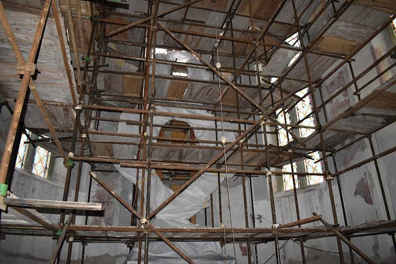 V interiéru kostela sv. Jiří pracují restaurátoři a štukatéři.