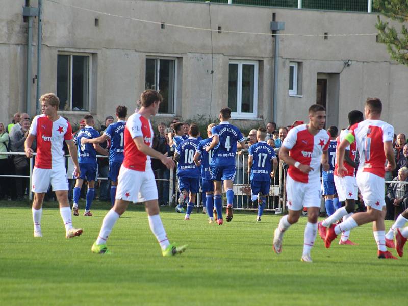 Třetiligový Slovan Velvary přivítal v rámci MOL Cupu mistrovskou Slavii Praha.