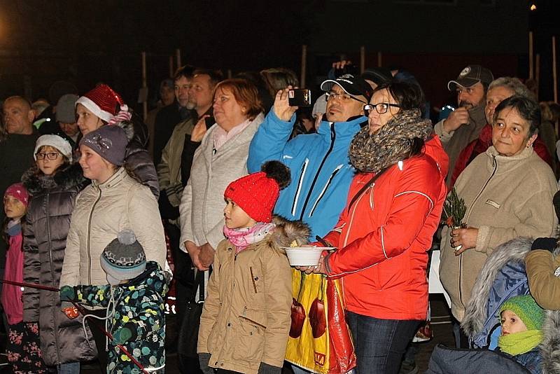 Kladensko zpívalo koledy s Deníkem také před 3. Základní školou ve Slaném. Dorazilo opět několik stovek lidí.