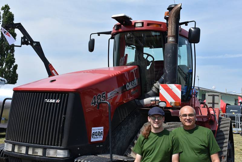 Den otevřených dveří a polní den na farmě.