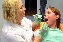 Zubní ambulance v kladenské nemocnici je vybavena dvěma stomatologickými křesly a moderním laserem, podle ředitelky zdravotnického zařízení prvním ve Středočeském kraji. 