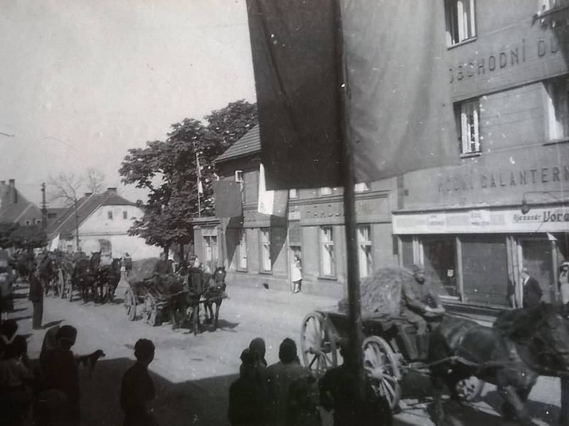 Vojáci Rudé armády přijíždějí 6. května 1945 od Kamenných Žehrovic do Doks