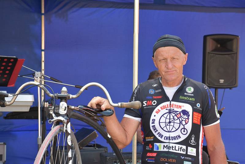 Již podeváté projíždí peloton cyklistické akce Na kole dětem, která pomůže onkologicky nemocných dětí, naší republikou.