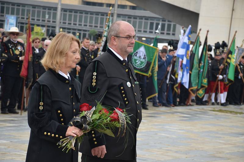 Klub Přátel Hornických Tradic vyrazil do Mostu. Foto: Jitka Krňanská