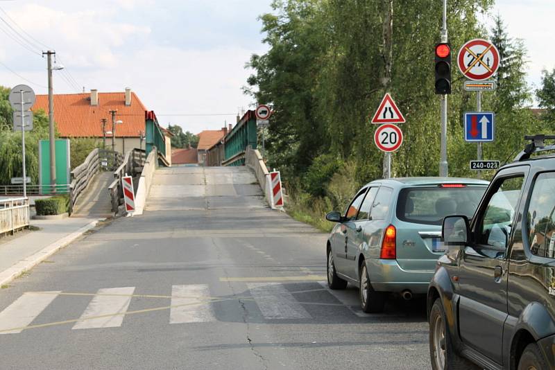 Současná podoba mostu přes Bakovský potok ve Velvarech. Nový most začnou stavět zjara 2018.