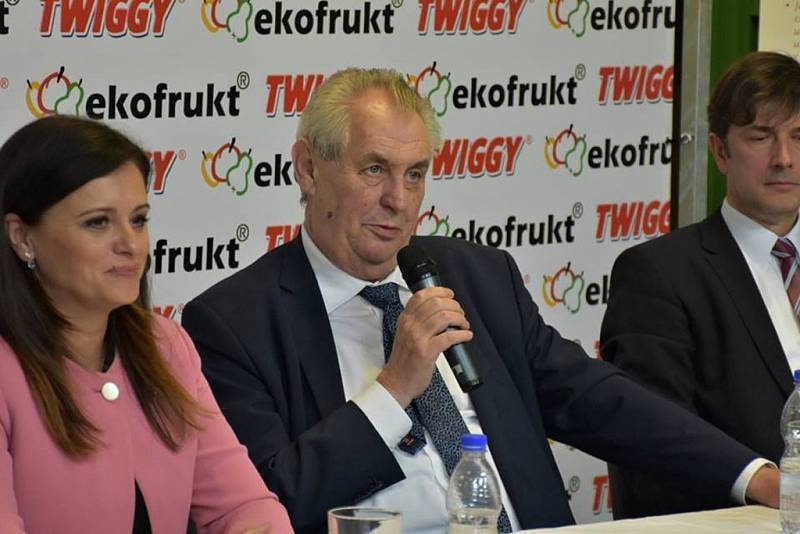 Prezident Miloš Zeman na návštěvě ve Slaném v ovocnářské společnosti Ekofrukt, kde se setkal také se zaměstnanci.