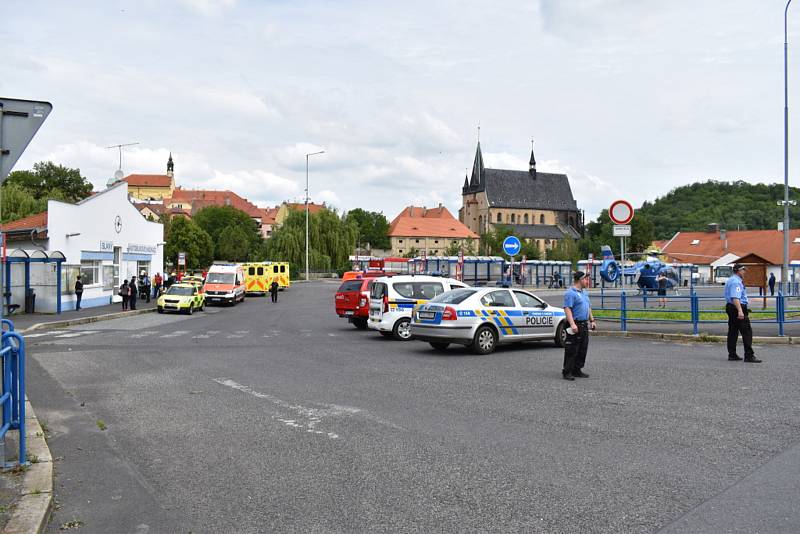 Autobus ve Slaném smetl zastávku, jeden chlapec zemřel.