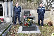 U hrobu Miroslava Velce se scházejí kamarádi pravidelně u příležitosti žilinského memoriálu nebo o silvestru.