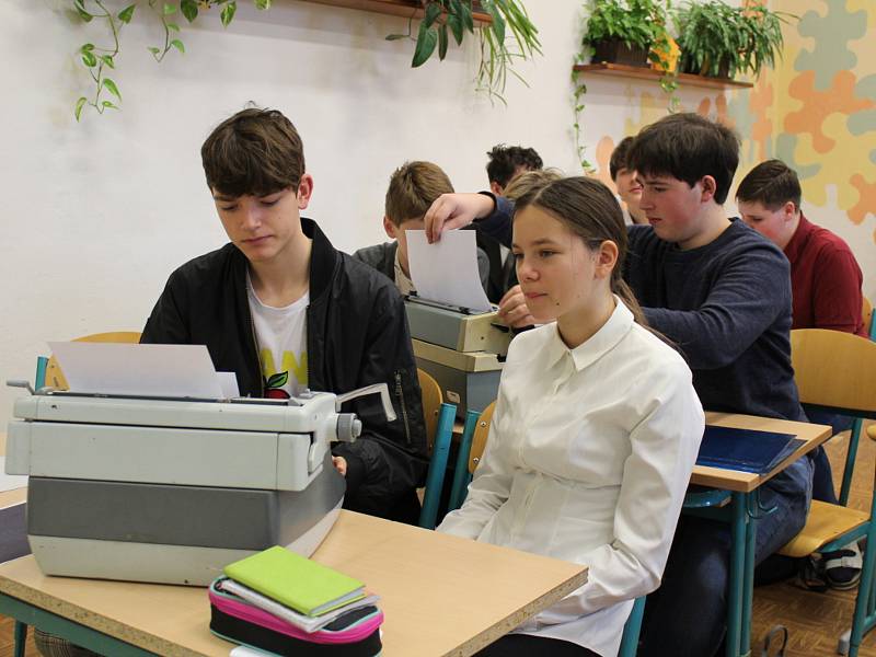 Studenti kladenského gymnázia si vyzkoušeli život před rokem 1989.