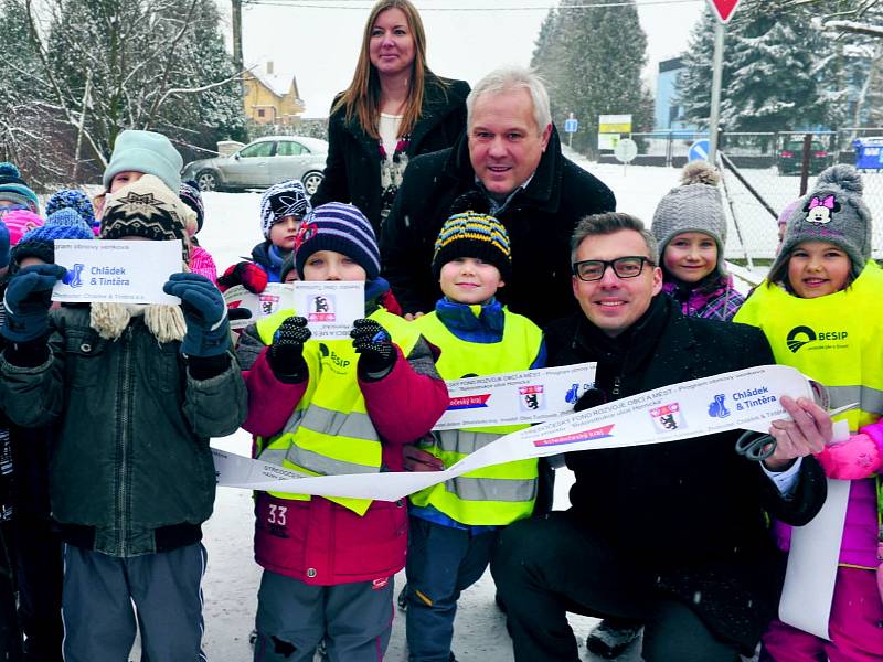 Tuchlovické děti při slavnostním otevření Hornické ulice.