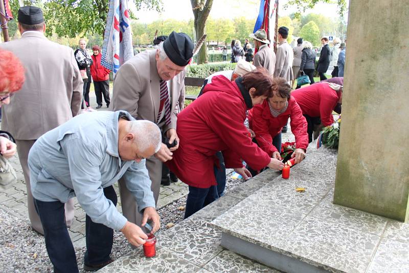 Mnoho lidí se přišlo na kladenské Sletiště poklonit památce umučených sokolů. Foto: Jan Brabec