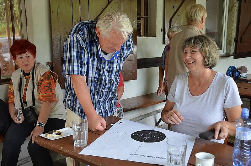 Druhý ročník soutěže střelby z pistole ve Zvoleněvsi na počest válečného veterána Ludvíka Darovce.