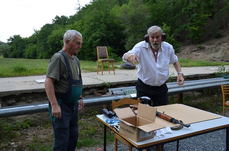 Střelecká soutěž ze samopalu na počest válečné veteránky Vandy Biněvské.