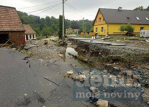 V osadě Buková u Bernartic na Jesenicku ničila povodeň. Její následky budou až do neděle likvidovat čtyři slánští strážníci. Slaňáci pro tyto účely založili i humanitární sbírku, která se denně rozrůstá