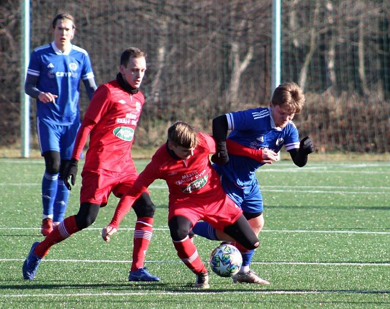 Zimní příprava: Velvary (v modrém) přehrály doma Králův Dvůr vysoko 5:0.