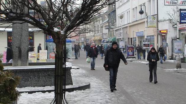 Chůze po kladenské pěší zóně nebyla ve středu žádnou procházkou růžovou zahradou.