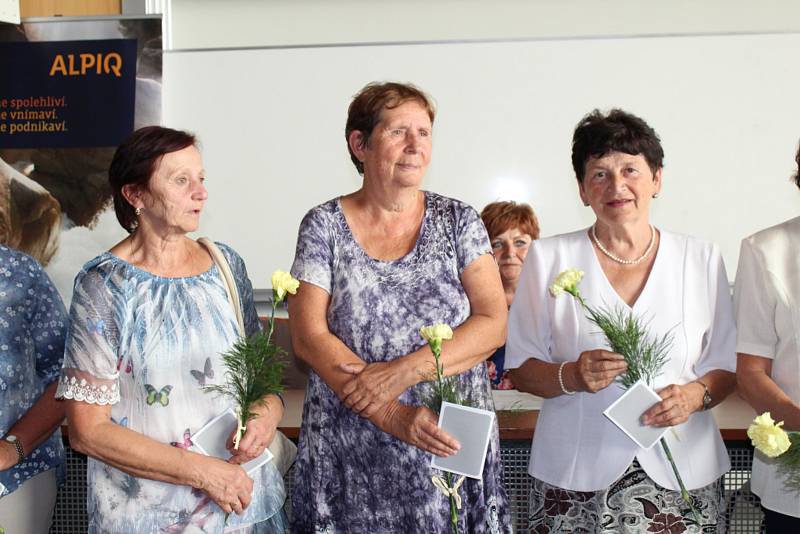 Studenti převzali vlastní studijní průkazy a krásné květiny.