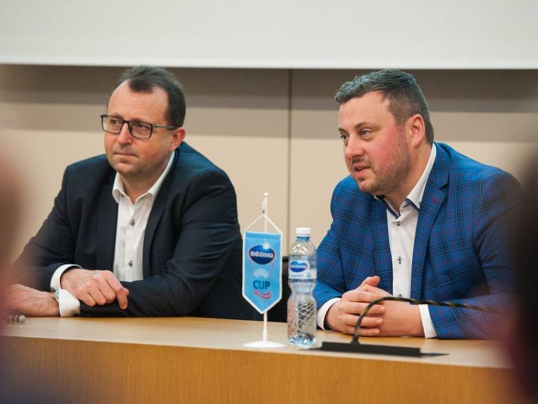 Losování Ondrášovka Cupu 2020. Předseda FAČR Martin Malík (vlevo) a šéf Ondrášovky Lubor Duba.