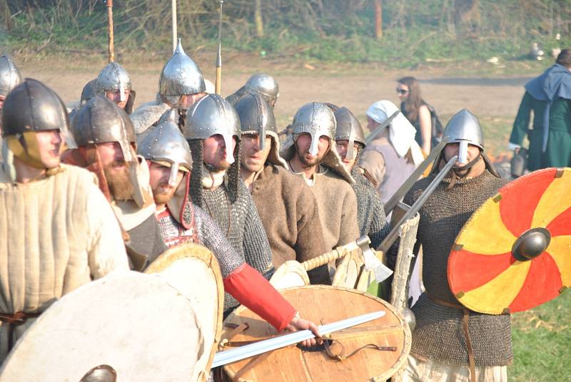 Další ročník Historické bitvy Libušín je již minulostí. I tentokráte do Libušína zavítali lidé z nejrůznějších koutů České republiky, ale také zahraničí. Historický festival, který pořádá Libušínský spolek přátel historie, připravil pro diváky opět velmi 